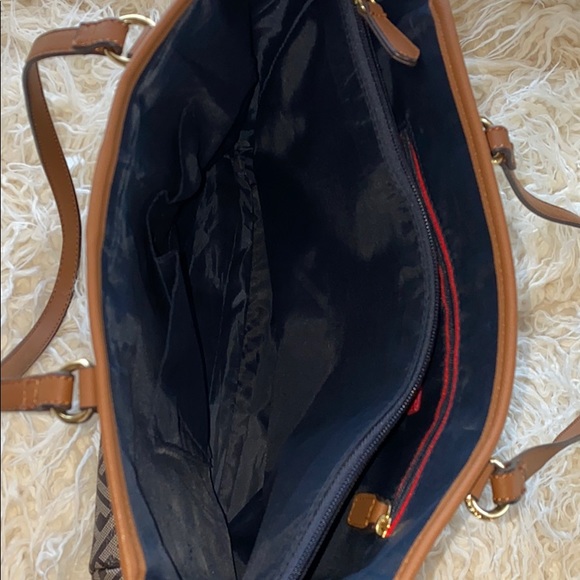 🐚The perfect Tommy Hilfiger shoulder length purse! - Picture 7 of 8